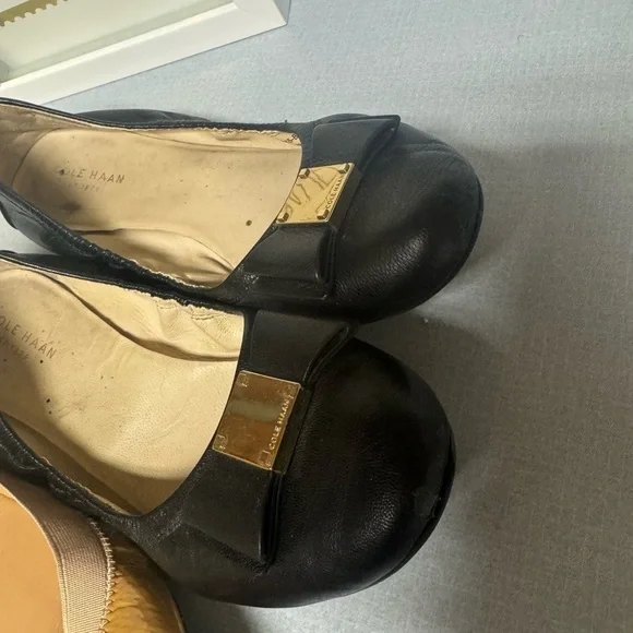 Tory Burch Black and Tan Leather Flats with Logo Medallion - Picture 4 of 12